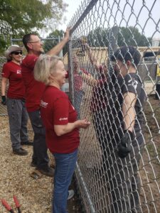 RedRover Responders volunteers install fencing at a DV shelter in Louisiana