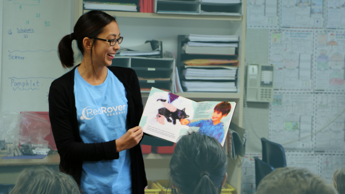 RedRover Readers volunteer Claire reads to children