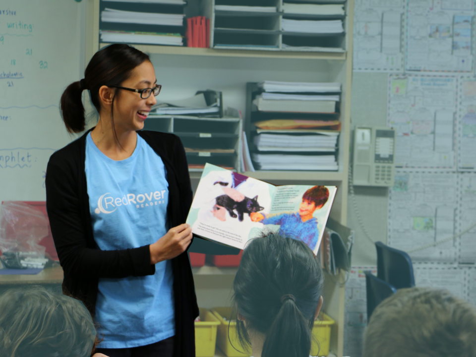 RedRover Readers volunteer Claire reads to children